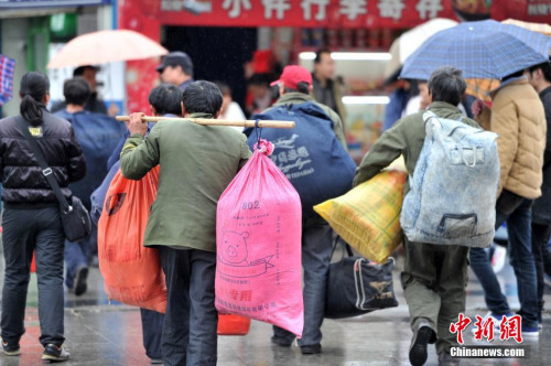 聚焦春節(jié)“恐歸族”：近鄉(xiāng)情怯，恐懼何來(lái)？(圖)